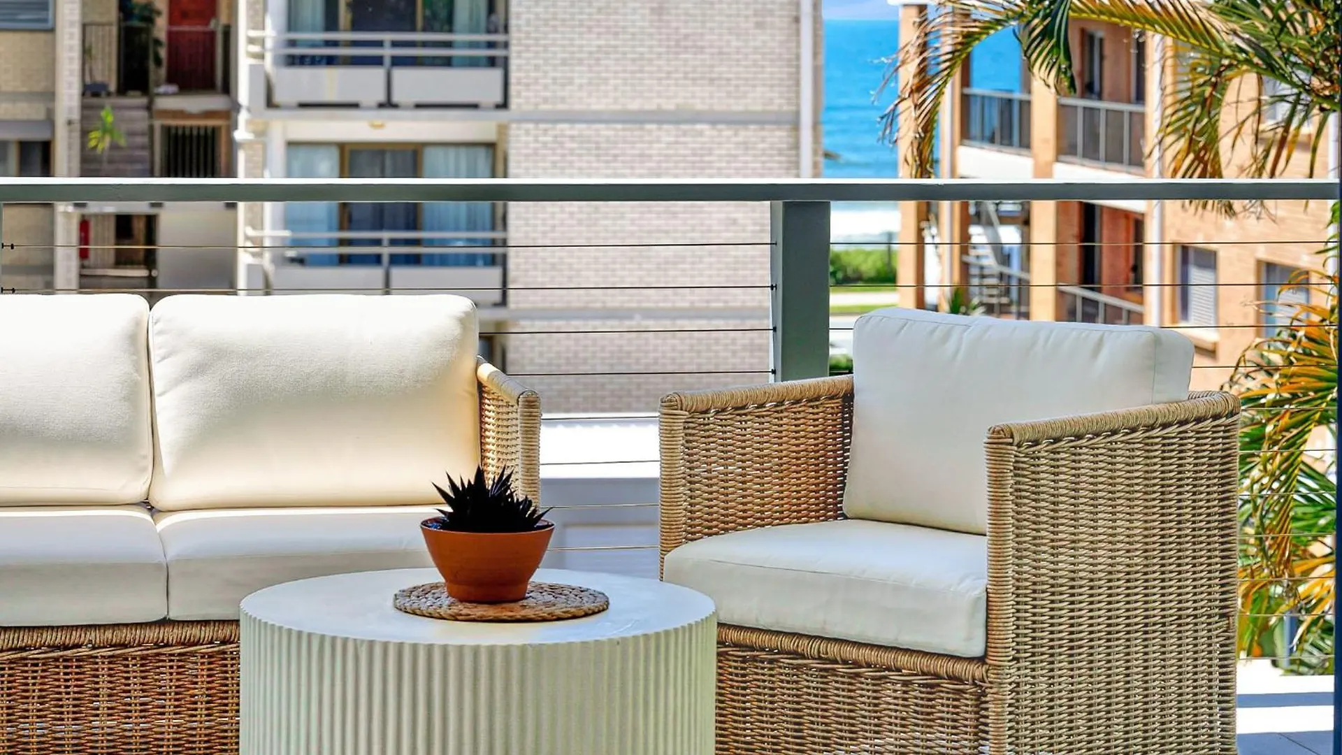 Retreat In The Heart Of Alex - 3Br Sleeps 11, Pool Villa Alexandra Headland