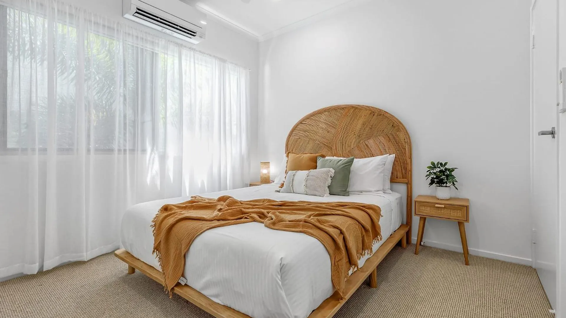 Retreat In The Heart Of Alex - 3Br Sleeps 11, Pool Villa Alexandra Headland Australia