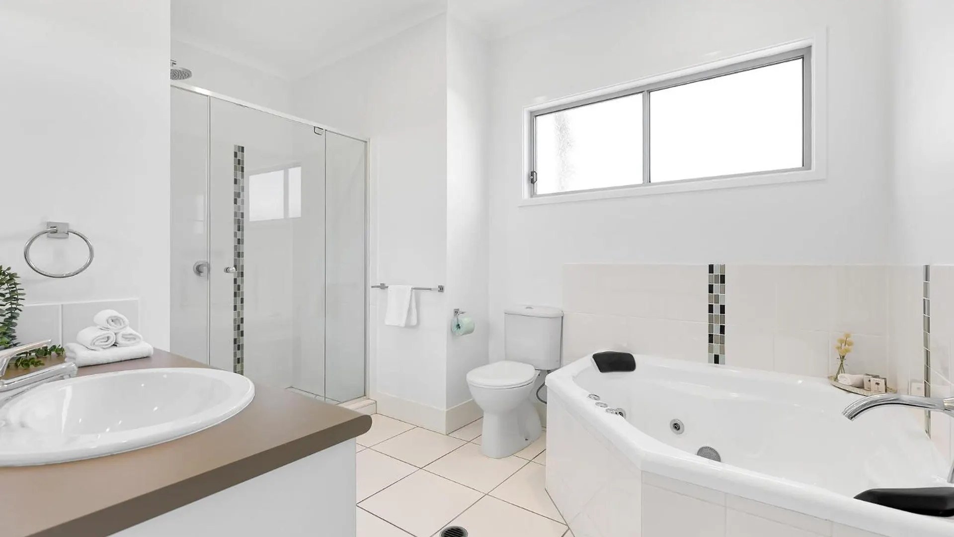 Semesterbostad Retreat In The Heart Of Alex - 3Br Sleeps 11, Pool Villa Alexandra Headland Australien