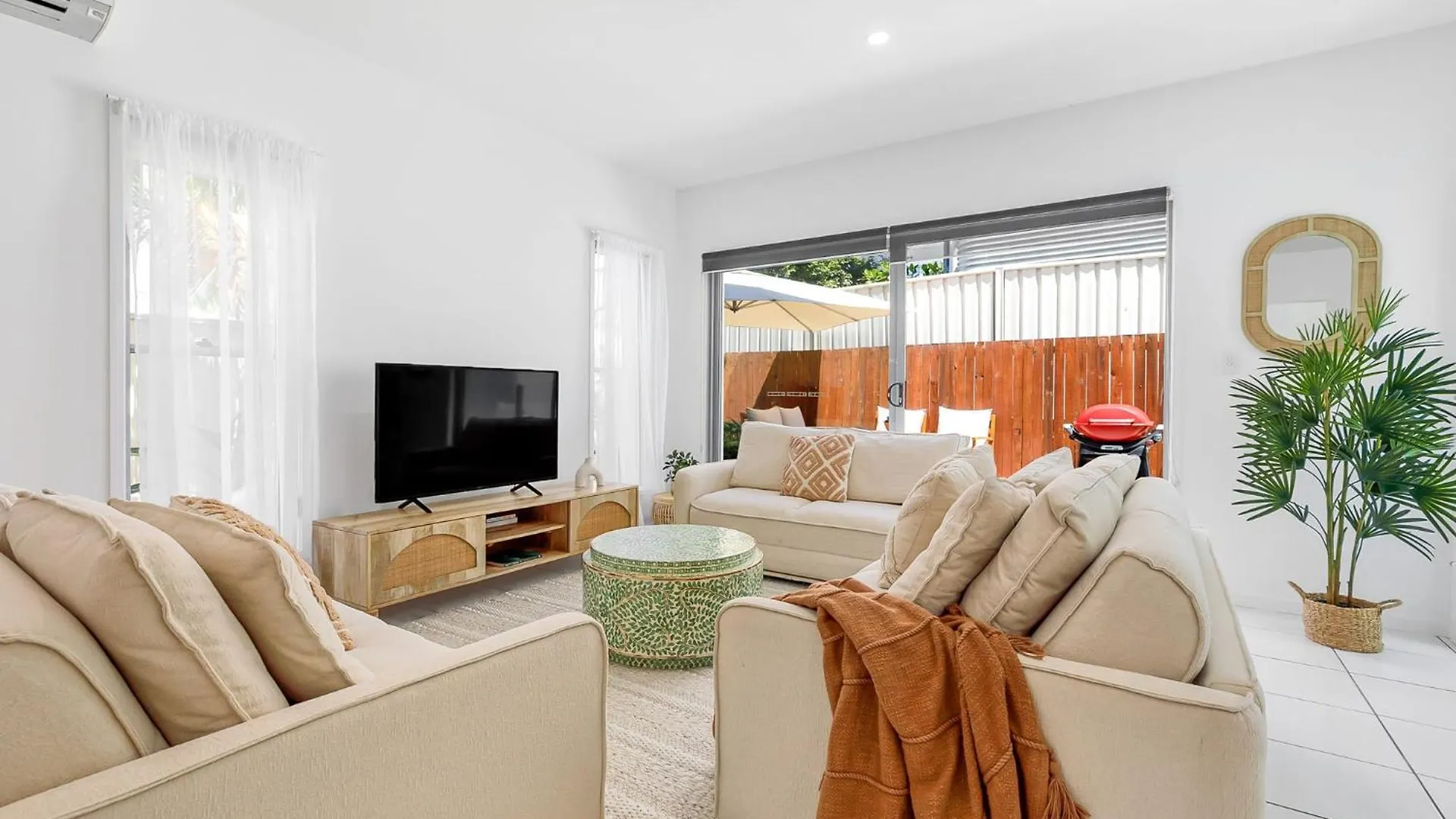 Retreat In The Heart Of Alex - 3Br Sleeps 11, Pool Villa Alexandra Headland 0*,  Australien